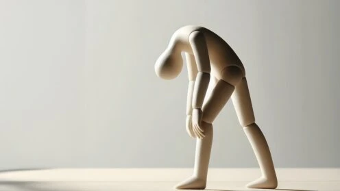 Eine Person Figur vornüber gebeugt vor Müdigkeit, lässt die Arme hängen, heller Hintergrund,
