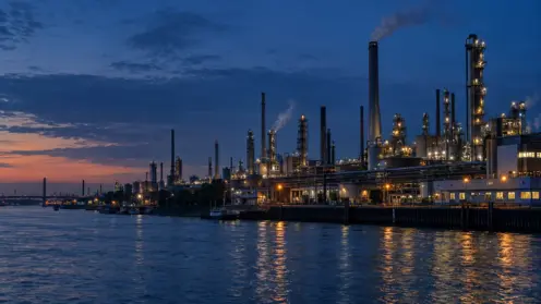 BASF-Chemiewerk in Ludwigshafen zur blauen Stunde mit beleuchteten Schornsteinen und Rohrleitungen