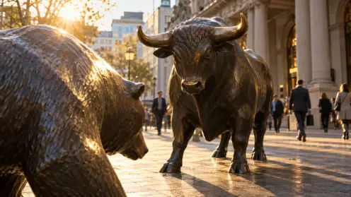 Bulle- und Bär-Statuen vor der Frankfurter Börse im warmen Morgenlicht, Passanten im Hintergrund