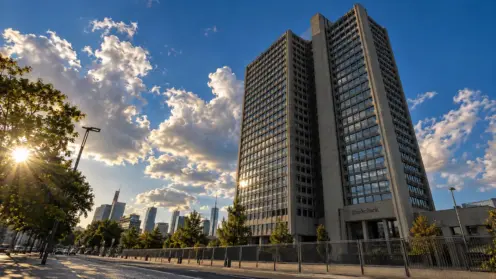 Der Turm der Deutschen Bundesbank in Frankfurt am Main ragt bei klarem Himmel und Sonnenlicht in die Höhe.