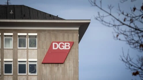 DGB-Logo an einem Bürogebäude in Köln