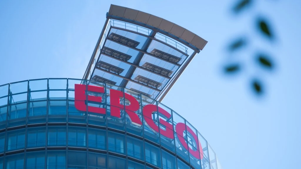 Der Tower der ERGO-Zentrale in Düsseldorf von unten