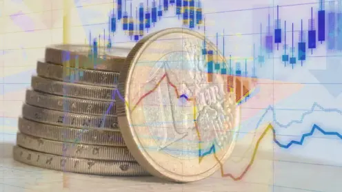 Gestapelte Euromünzen vor digitalen Börsencharts mit Kerzendiagrammen und Kurslinien symbolisieren Geldpolitik und Finanzmärkte.