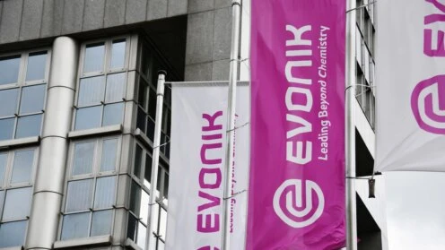 Die Evonik-Flaggen wehen vor der Konzernzentrale des Unternehmens in Essen.