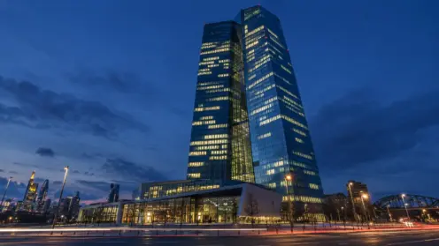 Die EZB-Zentrale in Frankfurt am Main beleuchtet in der blauen Stunde vor der Zinsentscheidung.