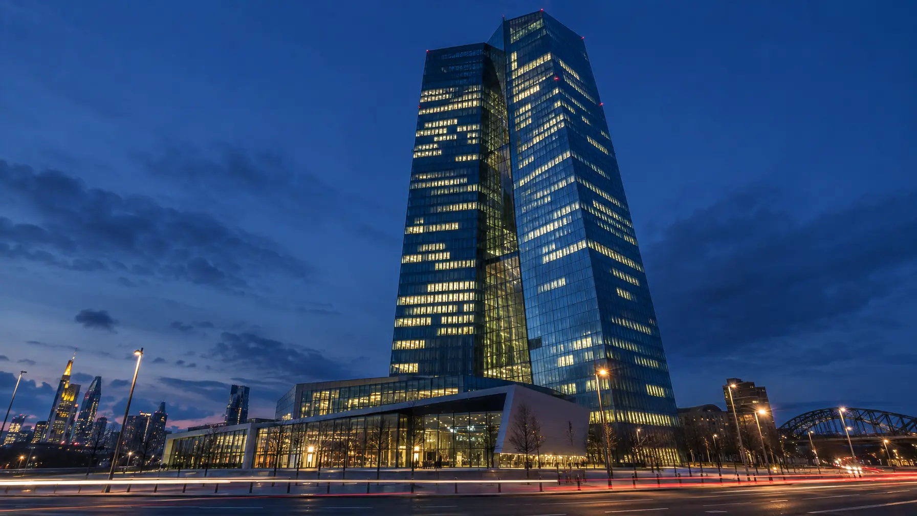 Die EZB-Zentrale in Frankfurt am Main beleuchtet in der blauen Stunde vor der Zinsentscheidung.