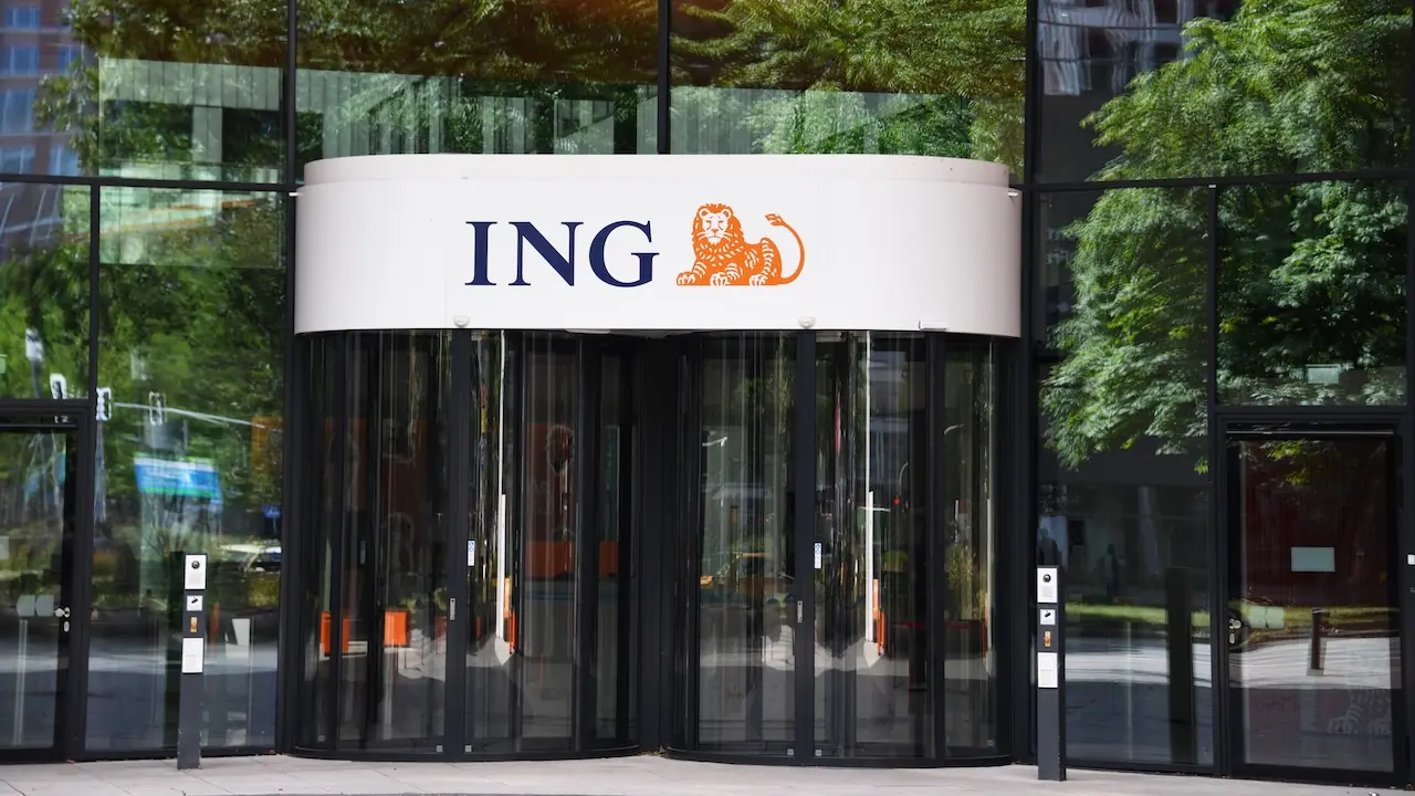 Eingangsbereich einer ING-Filiale mit Drehtür und Firmenlogo an einer modernen Glasfassade.