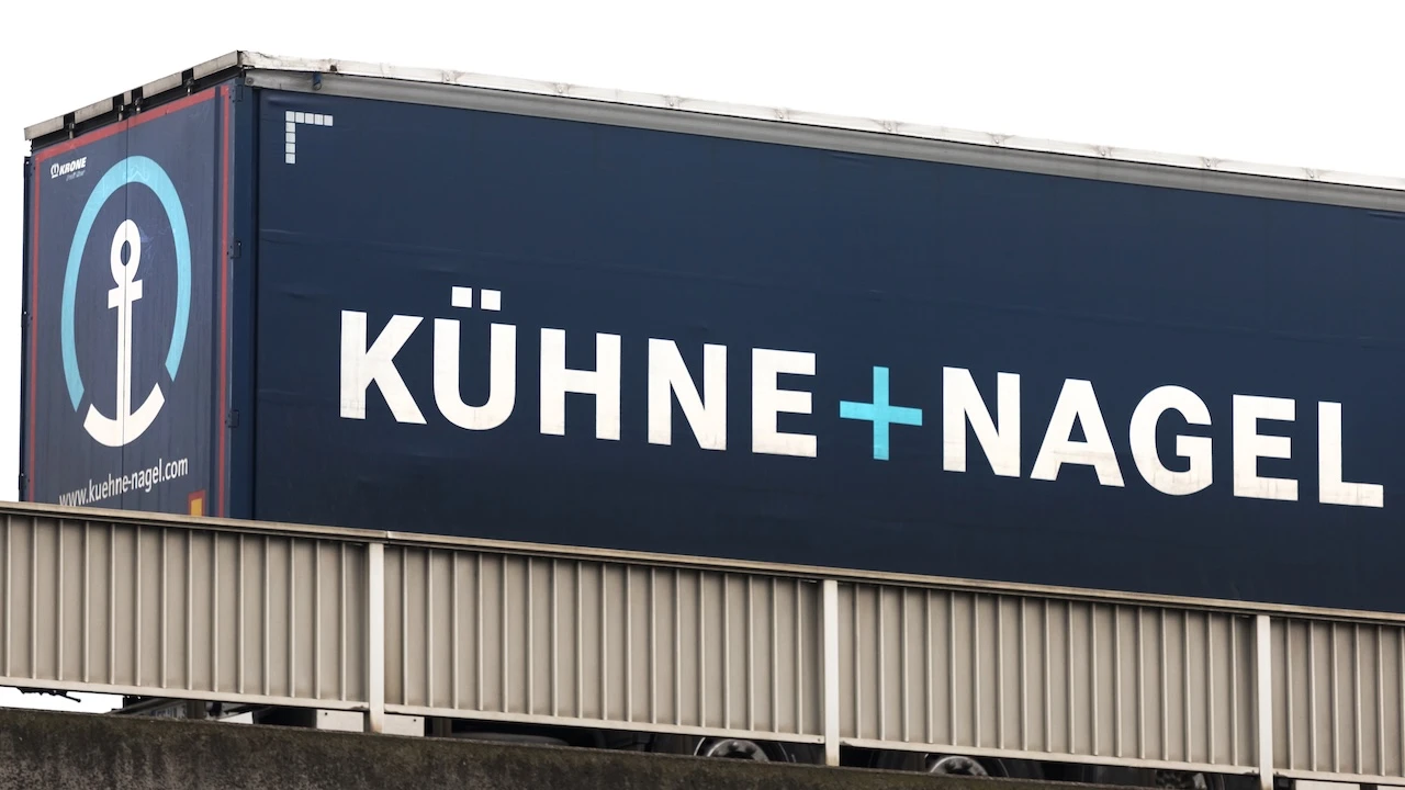 Kühne+Nagel-Container auf einer Brücke