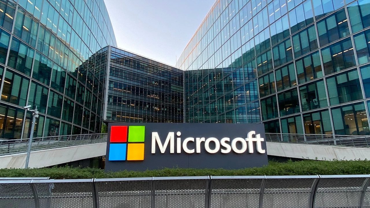 Blick auf das Microsoft Headquarter mit Logo davor