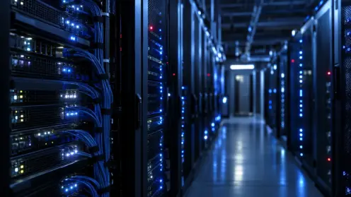 Reihen von Server-Racks mit blauen LED-Lichtern in einem dunklen Rechenzentrum.