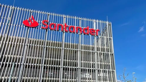 Santander-Logo auf einem modernen Parkhaus