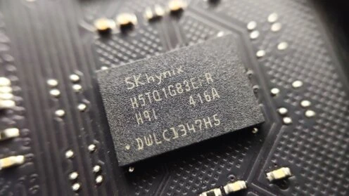 Extreme Nahaufnahme eines grauen SK-Hynix-Speicherchips mit metallischen Kontaktpins.