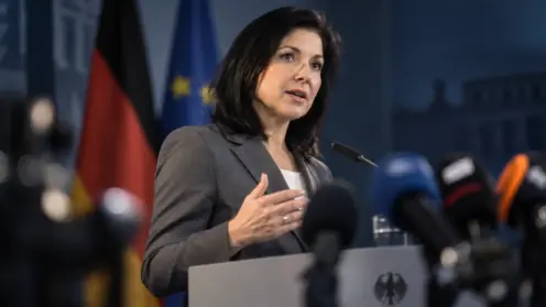 Wirtschaftsministerin Katherina Reiche spricht bei einer Pressekonferenz hinter Mikrofonen