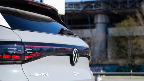 Nahaufnahme des Hecks eines weißen Volkswagen ID.4 mit chinesischen Schriftzeichen