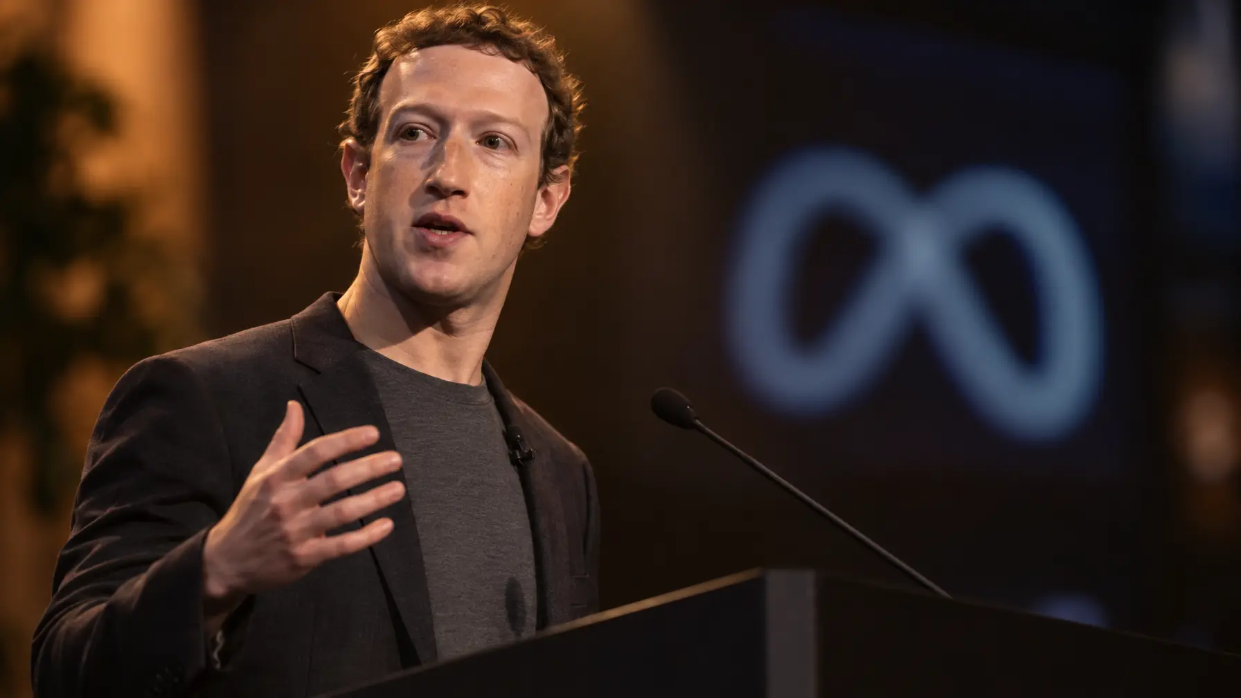 Mark Zuckerberg spricht an einem Rednerpult bei einer Firmenveranstaltung von Meta.